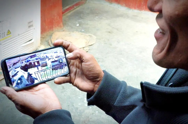 群众手机查看自家监控_副本.jpg 群众手机查看自家监控_副本.jpg