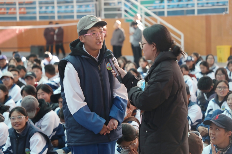 图为授课老师正在同青少年互动_副本.jpg 图为授课老师正在同青少年互动_副本.jpg