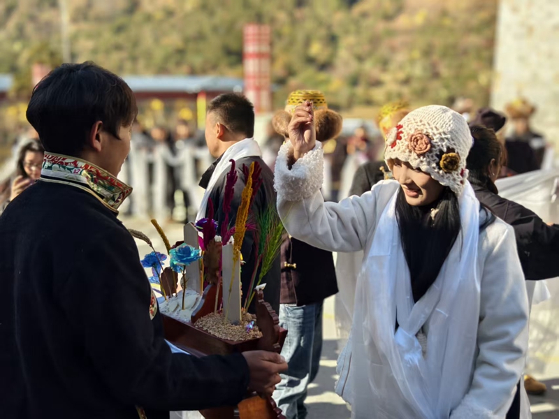 哈达迎远客 红韵醉游人——玉麦乡考察活动解锁边境旅游新体验图片2.jpg_副本.jpg 哈达迎远客 红韵醉游人——玉麦乡考察活动解锁边境旅游新体验图片2.jpg_副本.jpg