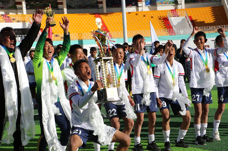 初中组 森布日中学夺冠.jpg