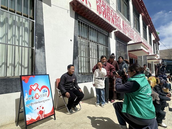 图为“移动爱心照相馆”志愿服务活动_副本.jpg