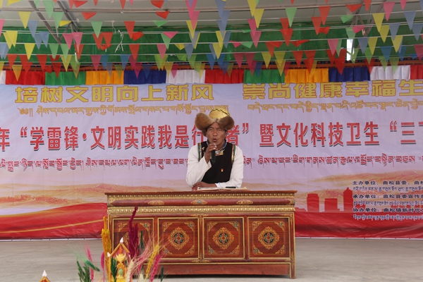 图为基层宣讲员次仁欧珠围绕四个意识进行宣讲_副本.jpg