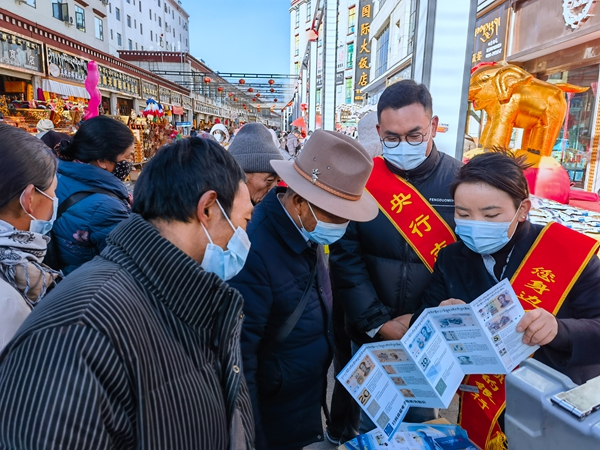 图为正在宣传相关知识_副本.jpg