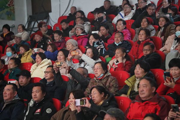 图为游客观看演出2_副本.jpg