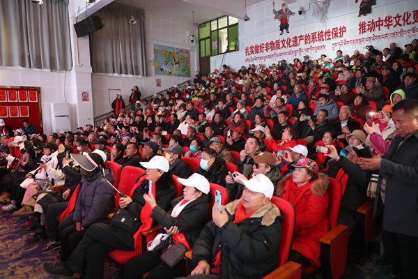 图为游客观看演出_副本.jpg