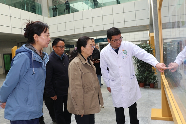 罗梅一行在市人民医院调研。 (2)_副本.jpg