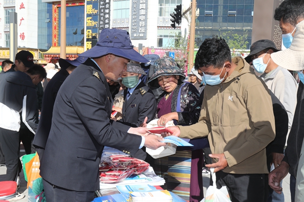 图为工作人员发放宣传品_副本.jpg