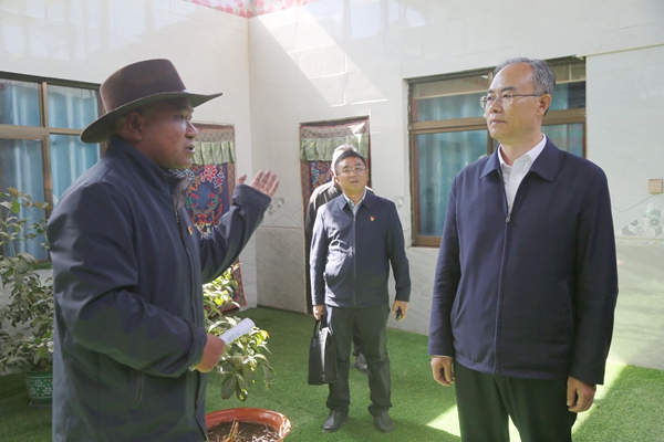 图为姜文鹏到多若社区群众家中慰问_副本.jpg