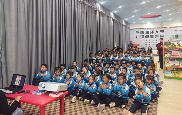 图为小朋友正在认真听讲_副本_副本.jpg