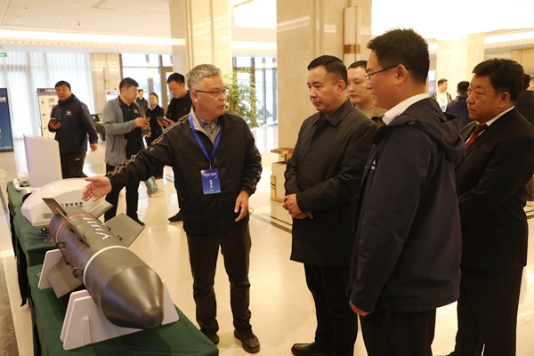 图为桑珠次仁正在了解相关产品_副本.jpg