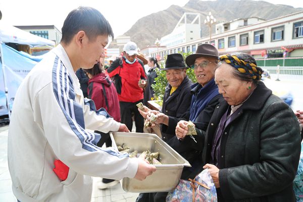 图为工作人员发放粽子_副本.jpg