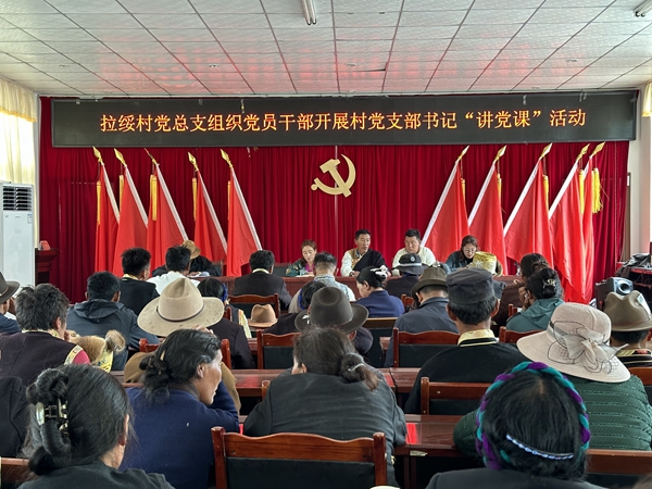 图为给群众讲党课_副本.jpg