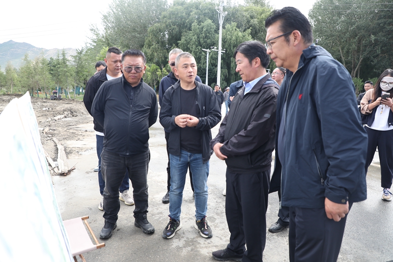 图为布多一行正在了解相关情况_副本.jpg