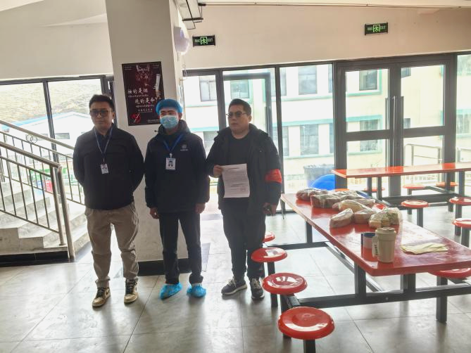 图为错那市开展学校供货商抽检工作 (2).png