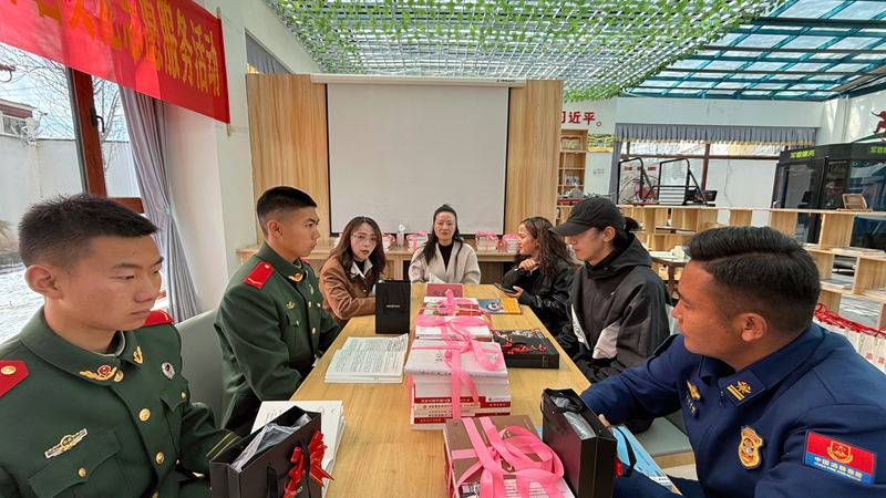 措美县图书馆开展流动图书进军营、消防、文化志愿服务活动 (3)_副本.png