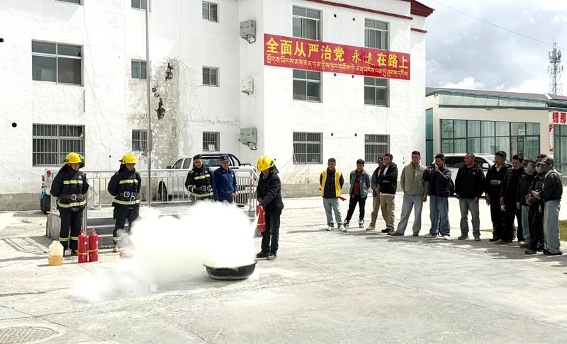 错那市“雪域蓝盾_消防宣传教育讲师团分队”深入错那镇开展消防2_副本.jpg 错那市“雪域蓝盾_消防宣传教育讲师团分队”深入错那镇开展消防2_副本.jpg