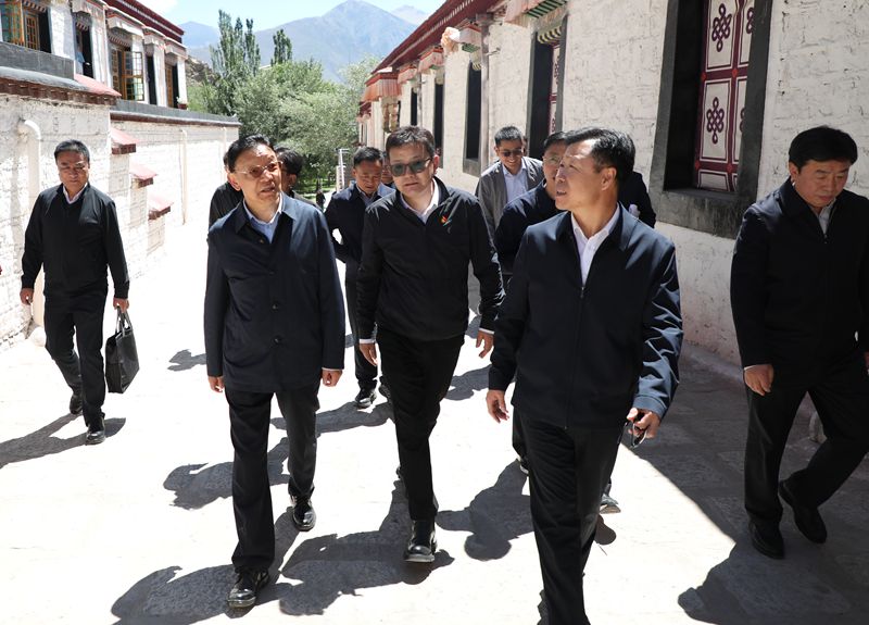 图为斯朗尼玛正在听取汇报 (5)_副本.jpg
