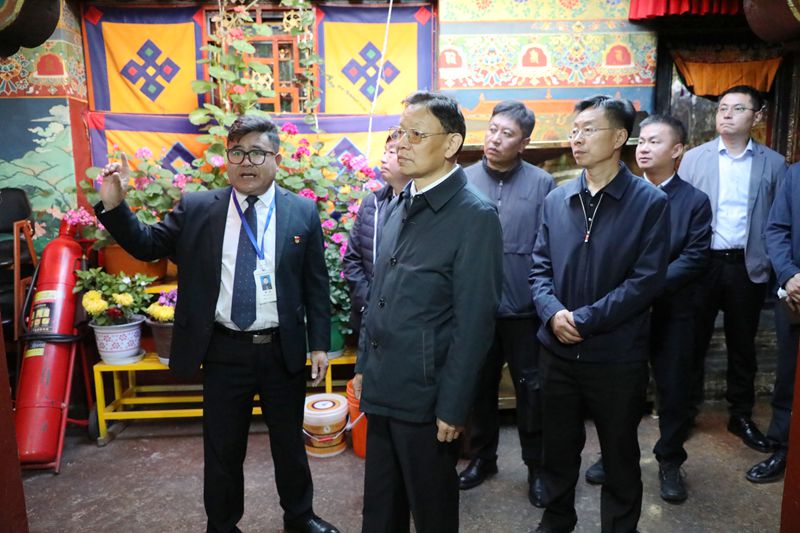 图为斯朗尼玛正在听取汇报 (2)_副本.jpg