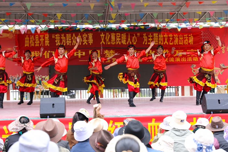 图为文艺演出现场 (5).jpg 图为文艺演出现场 (5).jpg