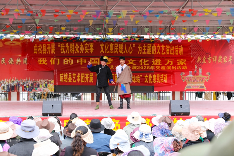 图为文艺演出现场 (2).jpg 图为文艺演出现场 (2).jpg