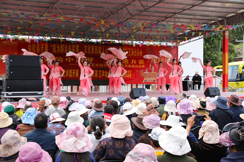 图为文艺演出现场 (6).jpg 图为文艺演出现场 (6).jpg