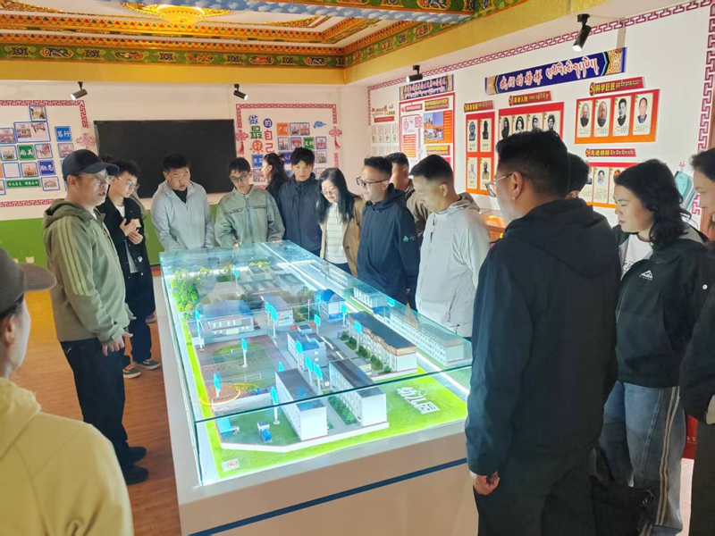参观小学德育室1.jpg 参观小学德育室1.jpg