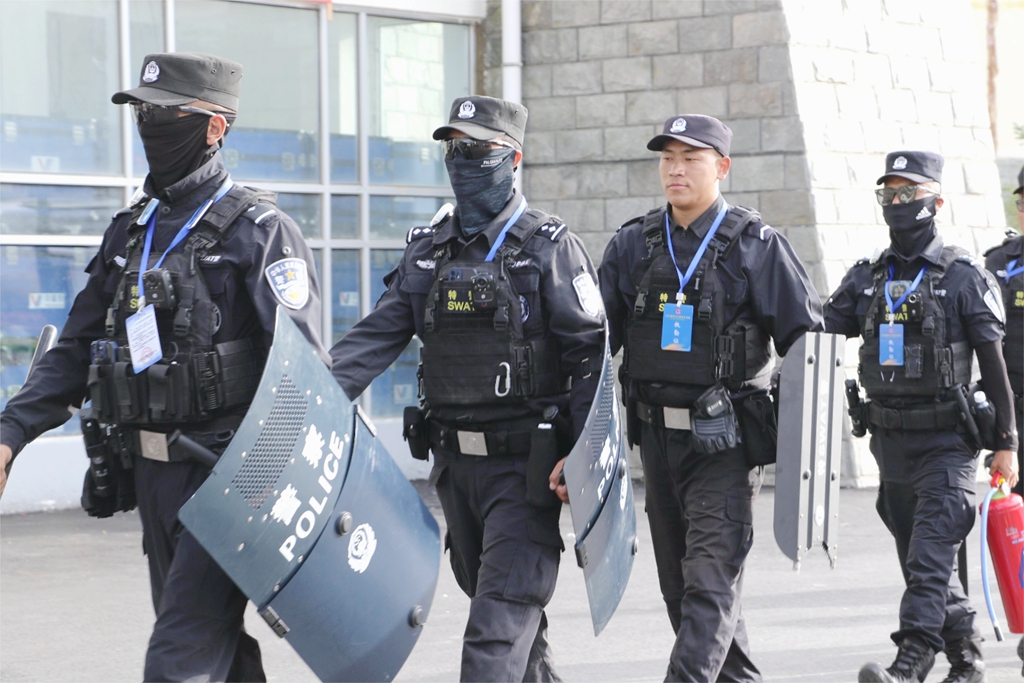图为雅砻文化节期间警察正在巡逻_副本.jpg