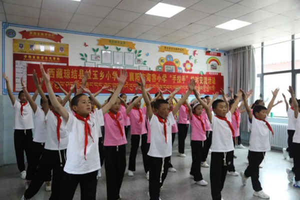 图为学生们在民族文化交流活动上跳舞.png