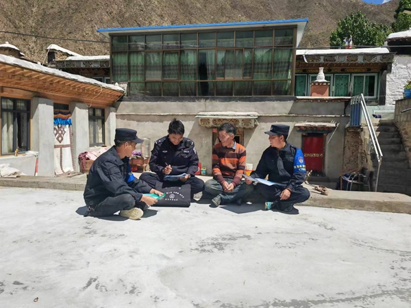 图为民警入户宣讲.jpg