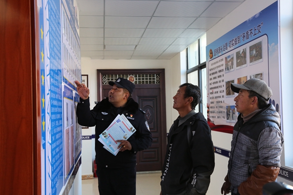 图为群众正在点单.JPG