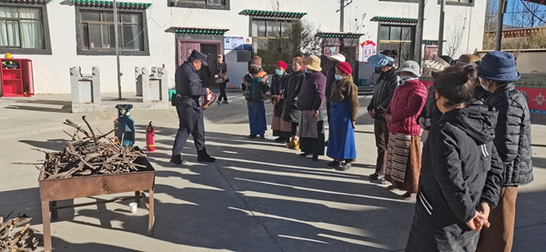 图为民警为村民开展防灾演习.jpg