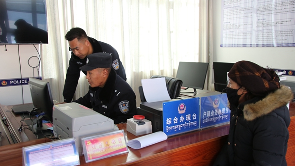 图为民警正在办实事.JPG
