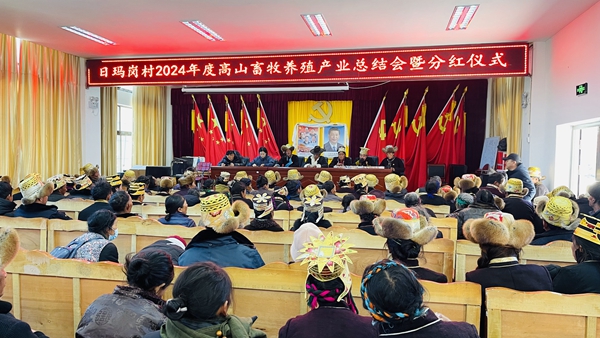 图为群众分红现场。.jpg
