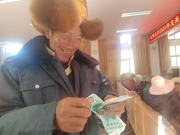 图为群众分红现场。 (2).jpg