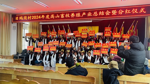 图为群众分红现场。 (1).jpg