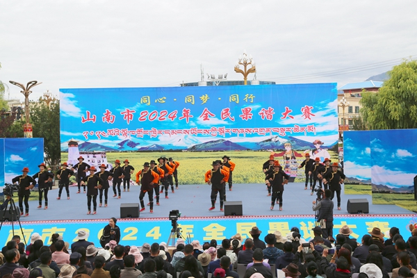 图为全民果谐大赛现场各县（区、市）、离退休干部等团体带来精彩舞蹈。 (8).JPG