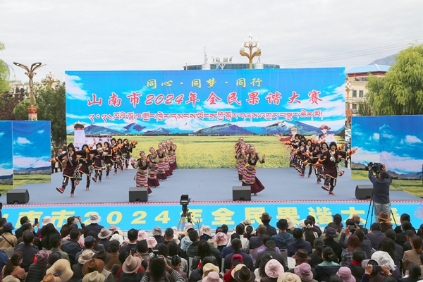 图为全民果谐大赛现场各县（区、市）、离退休干部等团体带来精彩舞蹈。 (10).JPG