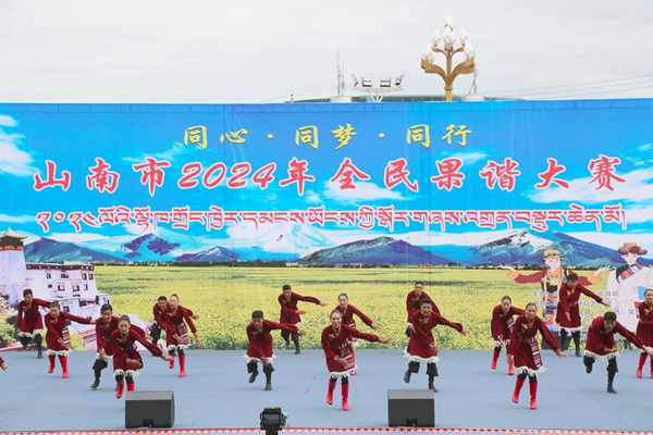 图为全民果谐大赛现场各县（区、市）、离退休干部等团体带来精彩舞蹈。 (7).JPG