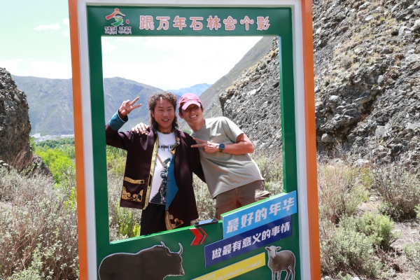 图为网络达人打卡加查万年石林_副本.jpg