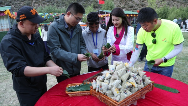 图为网络达人们正在包粽子_副本.jpg