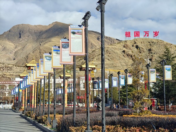 我市企业形象展示区在市体育馆建成_副本.jpg