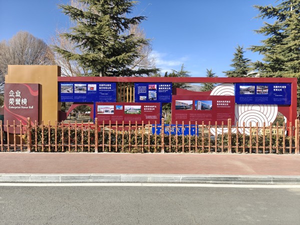 我市企业形象展示区在市体育馆建成 (1)_副本.jpg
