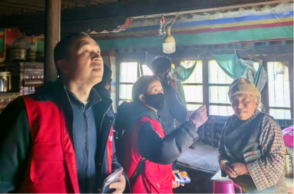 图为灾后房屋安全评估专业队伍为群众讲解房屋安全基本知识和注意事项_副本.png