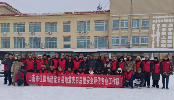 图为灾后房屋安全评估专业队伍合影_副本.png