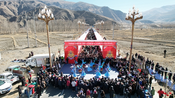 图为艺术团演职人员正在表演节目.JPG