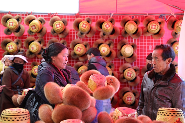 图为群众正在挑选商品.JPG