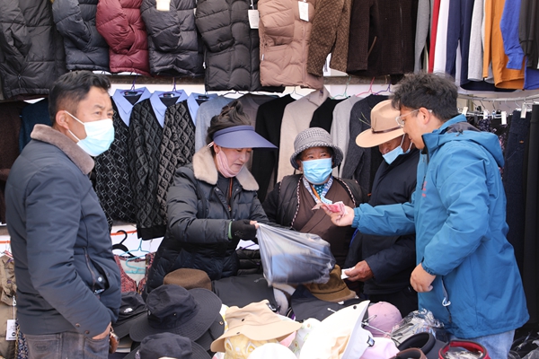 图为群众正在购买自己心仪的衣服.JPG