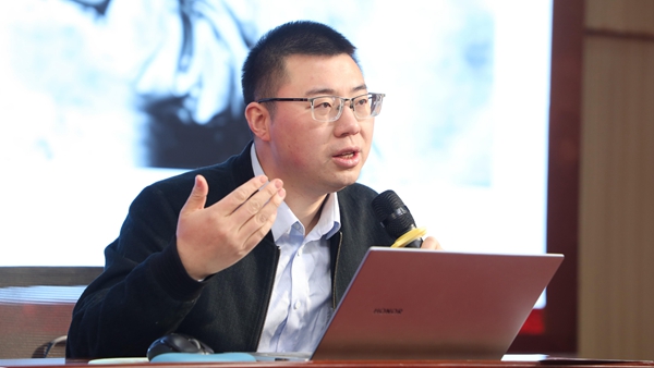图为讲师正在宣讲.JPG