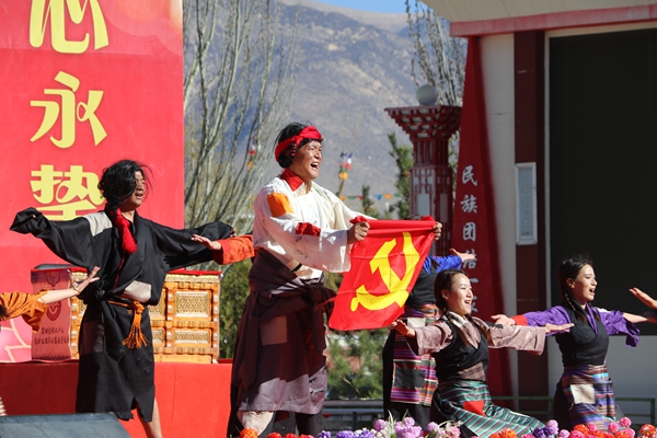 图为情景剧《共产党来了苦变甜》。.JPG