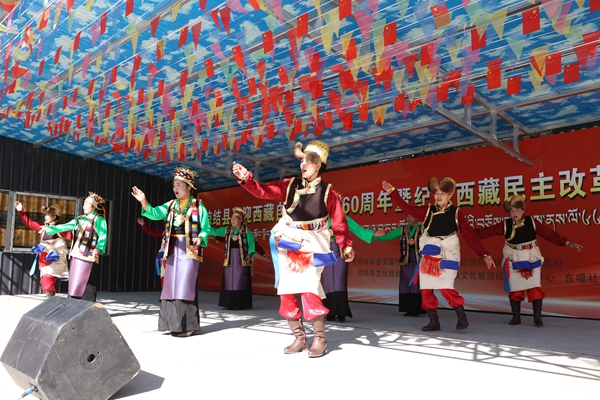 图为琼结县琼结镇东嘎社区文艺演出队正在表演节目.JPG